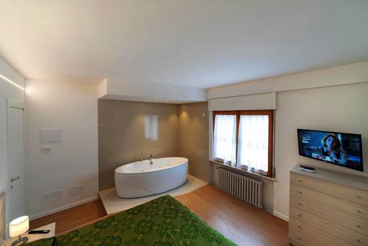 Ferienwohnung für 4 Personen, mit Balkon und Whirlpool sowie Ausblick