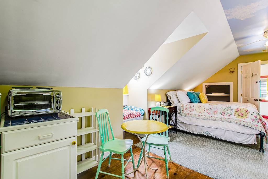 Ganze Wohnung, Historic studio with kitchenette & easy parking - near dining & walk to downtown in Savannah, Chatham County