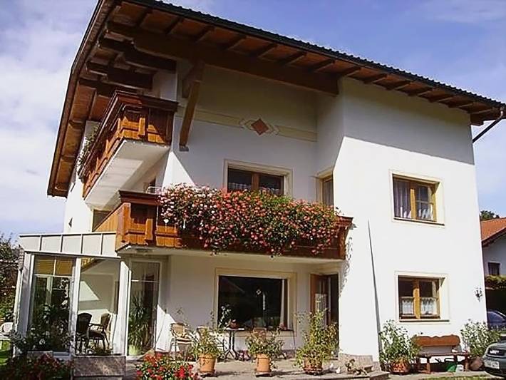 Ferienwohnung für 3 Personen, mit Balkon und Terrasse sowie Garten in Ebbs