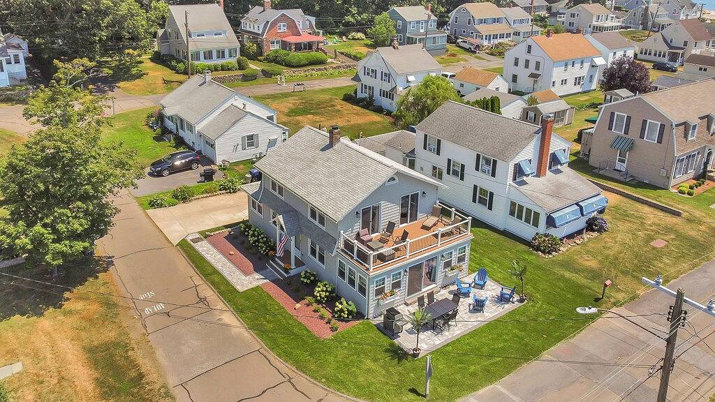Old Lyme Shores Beach house! Walk to water! in Old Lyme, Connecticut