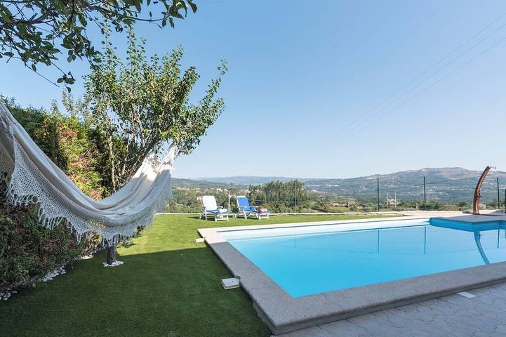 Ferienhaus für 10 Personen, mit Pool und Balkon sowie Garten