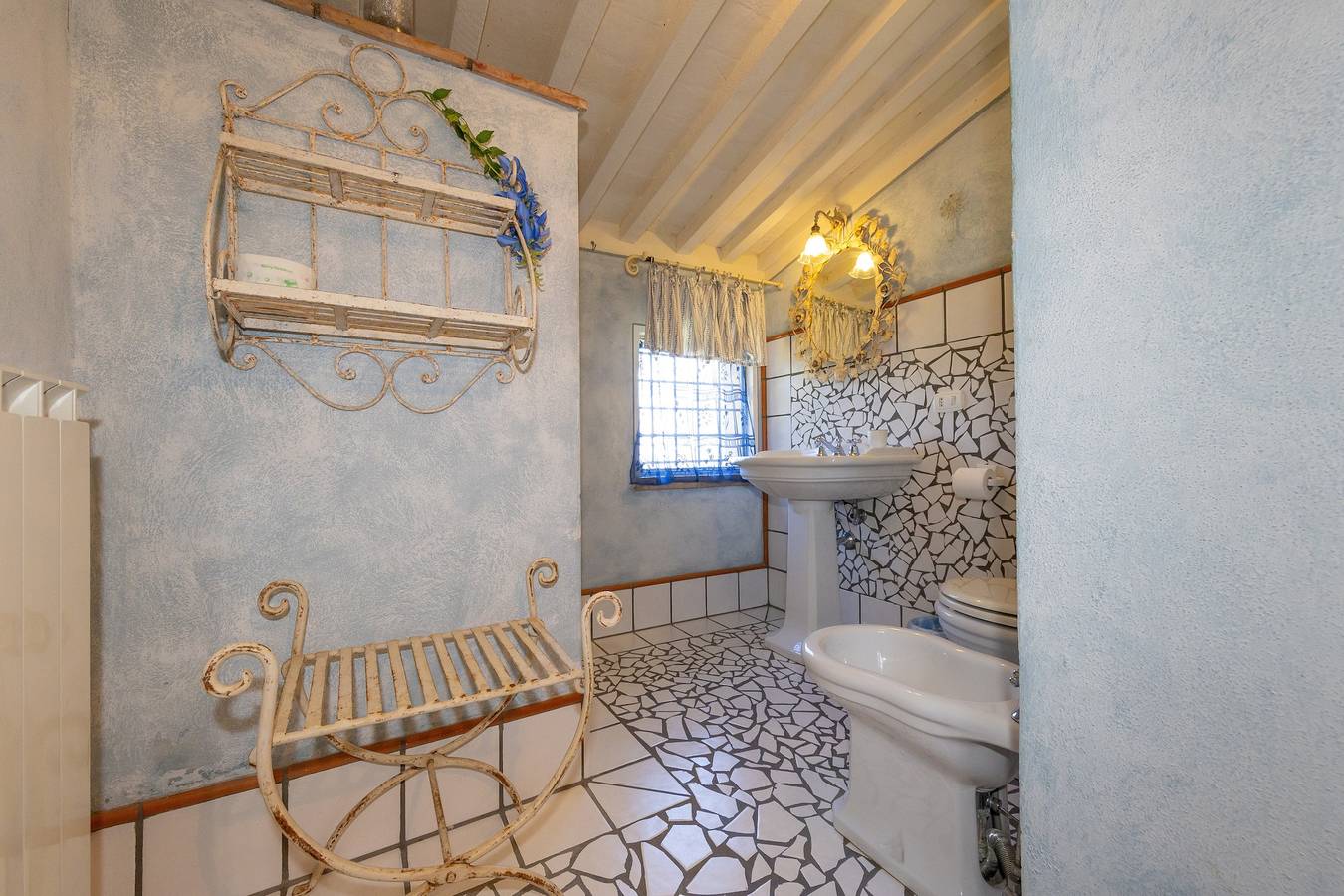 Entire apartment, San Giovanni R. Apartment 1 Dantea with Private Garden, Wi-Fi, and Air Conditioning in Peccioli, Pisa Province