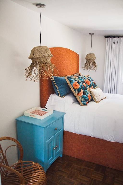 Walk to restaurants, lighthouse and shops! Charming cottage, cozy & bright! in St. Simons Island, Glynn County