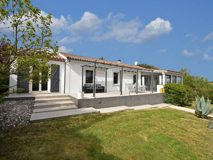 Location de vacances pour 7 personnes, avec piscine et jardin, adapté aux familles à Malves-en-Minervois