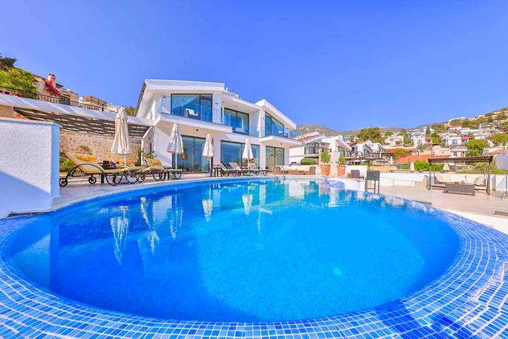 Villa für 8 Personen, mit Pool und Balkon - 1