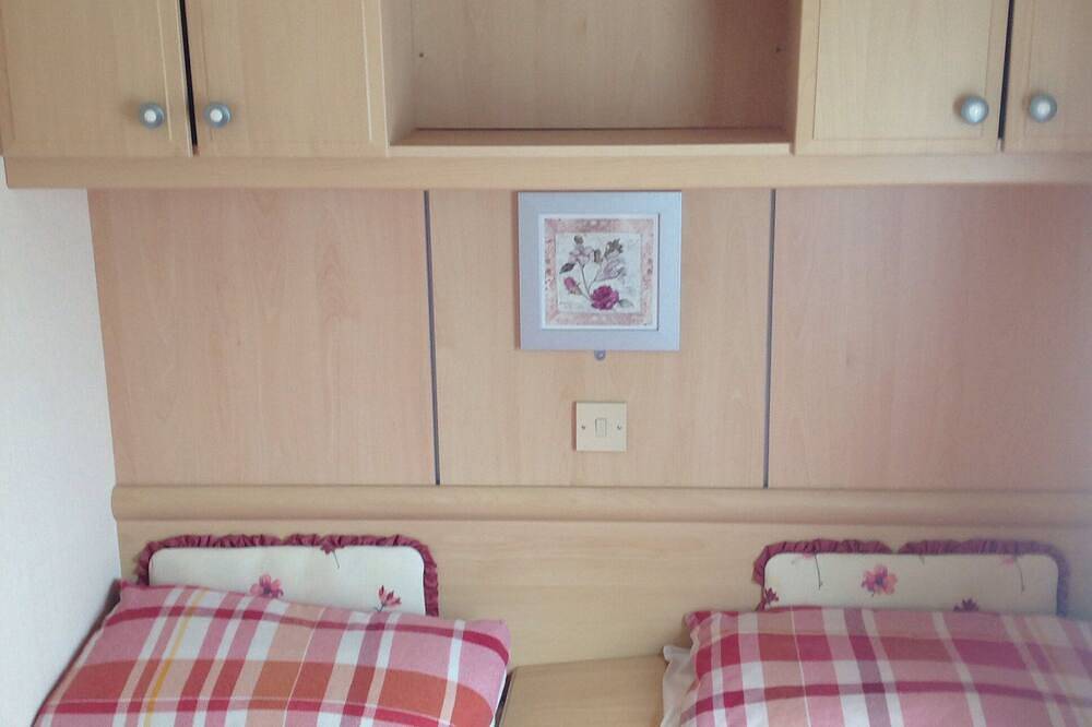 Luxury 2 bed caravan in Bognor Regis, sleeps 4 in West Sussex