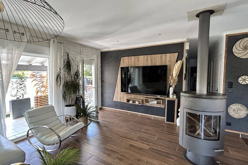 Air-conditioned villa with private pool and Jacuzzi, in Camargue in Garons, Nimes region