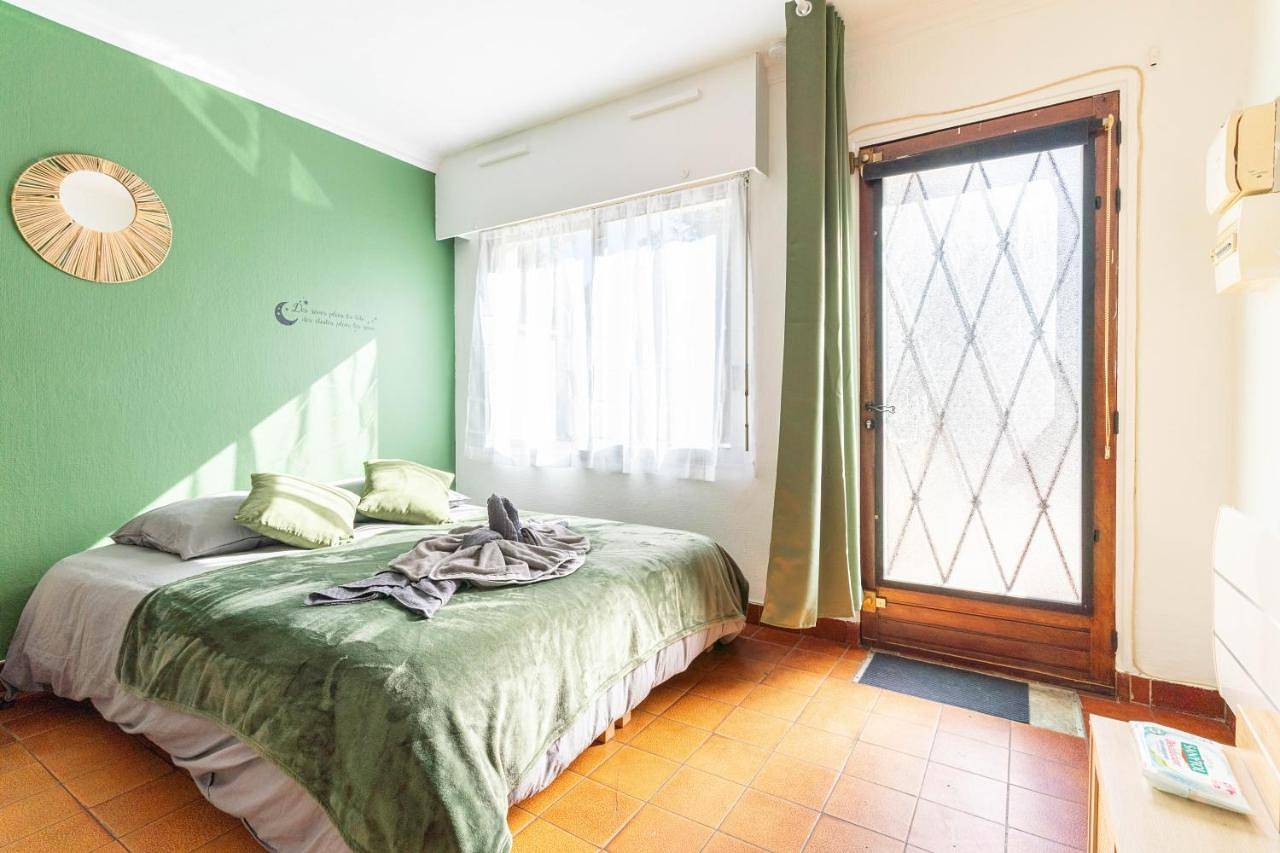 Appartement entier, Charmant studio avec terrasse, Gare à 200m et parking gratuit in Saint-Cyr-l'École, Yvelines