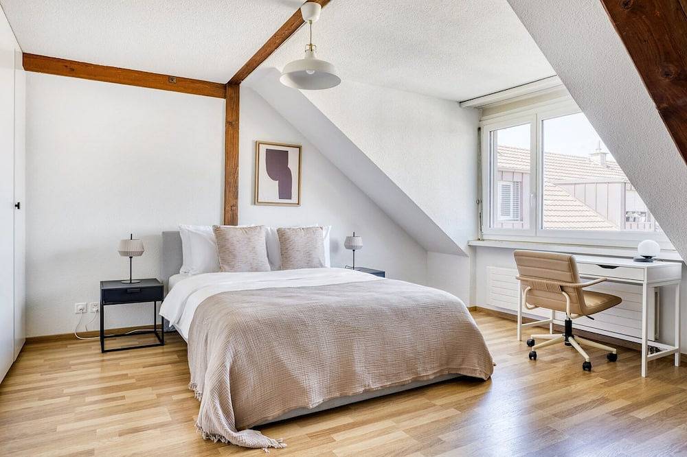 Entire apartment, Sunny Wiedikon 2.5 Room w/ Storage, 1 min to Market, by Blueground in Zurich, Zurich district