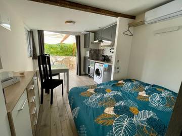 Gîte pour 2 personnes, avec vue ainsi que terrasse et jardin à Paillet
