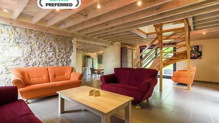 Location de vacances pour 8 personnes, avec jardin à Cerfontaine