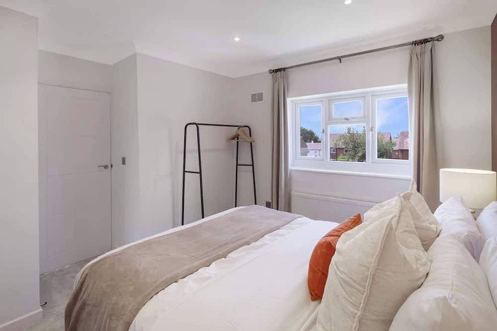Stylish 3-Bed House, Driveway Parking & Garden in Stevenage, Hertfordshire