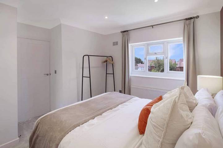 Stylish 3-Bed House, Driveway Parking & Garden in Stevenage, Hertfordshire