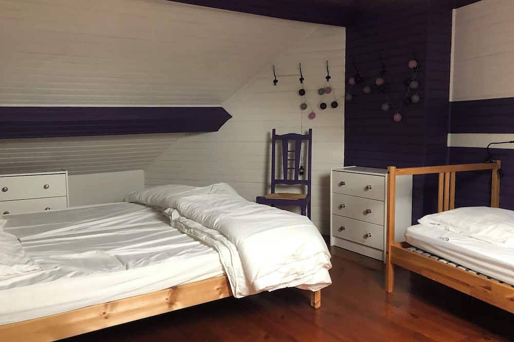 Gîte familial (11 personnes ) avec piscine in Avèze, Parc naturel régional des Volcans d'Auvergne