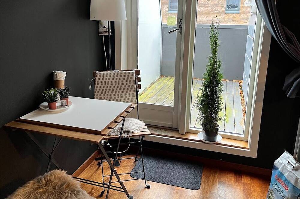 Charming large room -Bnb- with balcony in wonderful Stavanger Center in Storhaug, Stavanger