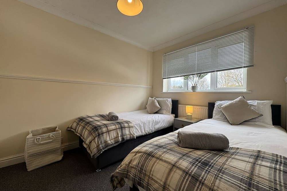 Olive House Long Stay Discounts Sleeps 8 Parking in Swindon, South West England