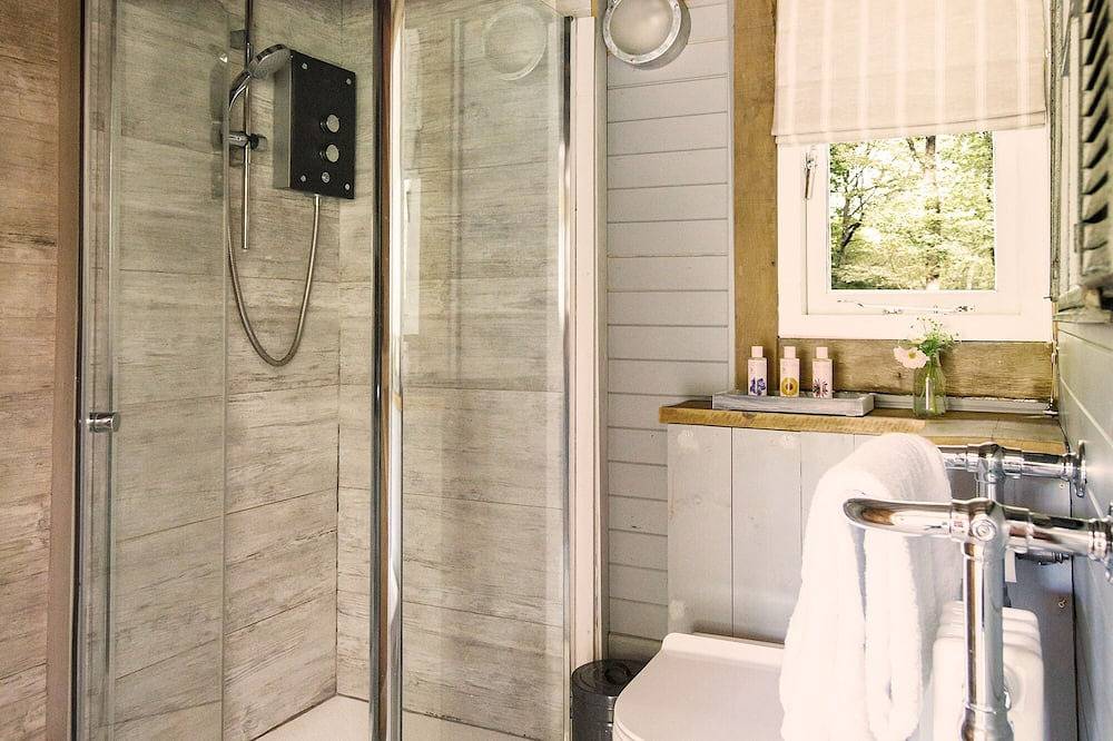 Luxury Boltholes | Cabin in the woods with hot tub in Sussex Occidental