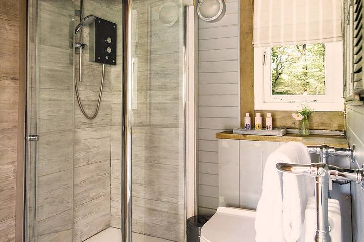 Cabin in the woods with hot tub | Perfect for two in West Sussex