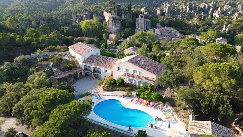 Hôtel pour 4 personnes, avec Terrasse et Jardin ainsi que Piscine et Vue à Mourèze