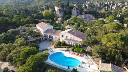 Hôtel pour 4 personnes, avec jardin ainsi que piscine et vue à Mourèze