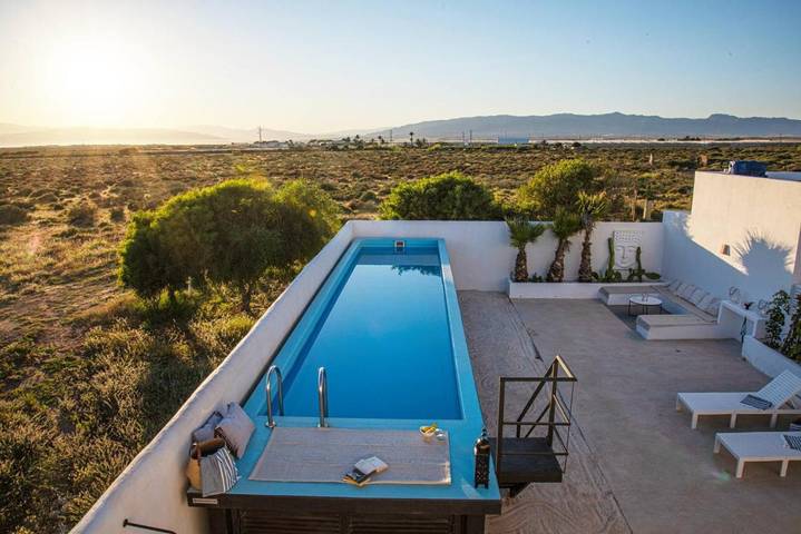 Location de vacances pour 4 personnes, avec Balcon et Terrasse ainsi que Jardin et Piscine