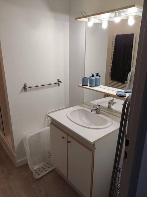 Appartement entier, Two-Bedroom Apartment in Saint-Georges-de-Mons, Puy-de-Dôme