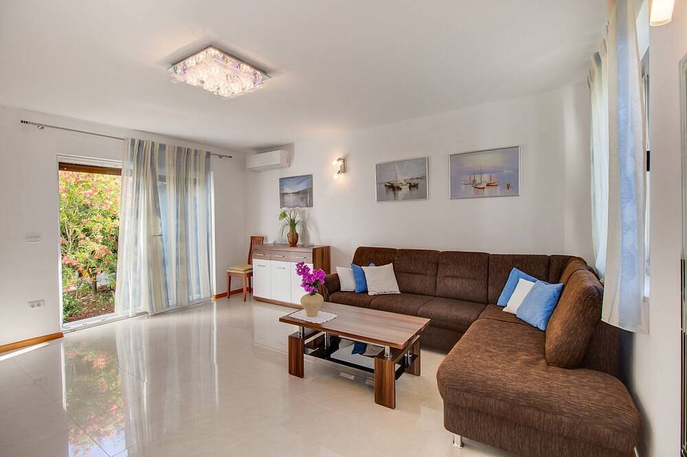 Ganze Wohnung, 2-Zimmer-Ferienwohnung mit Terrasse Mali Losinj, Losinj in Mali Lošinj, Lošinj