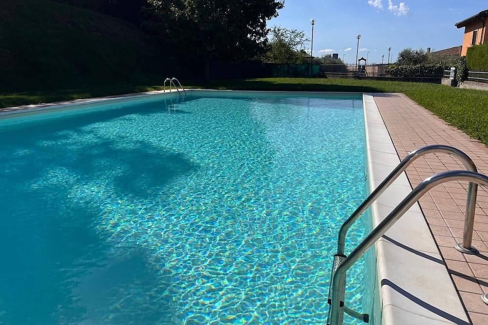 Ganze Wohnung, Apartment with swimming pool and with great location for Lake Garda, Verona city  in Cavaion Veronese, Gardasee-Berge