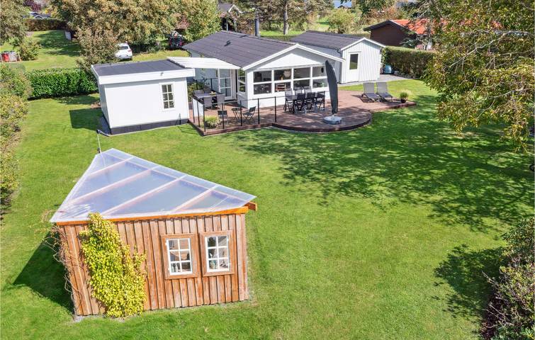 Ferieudlejning for 6 personer, med terrasse og have, husdyr tilladt i Enø