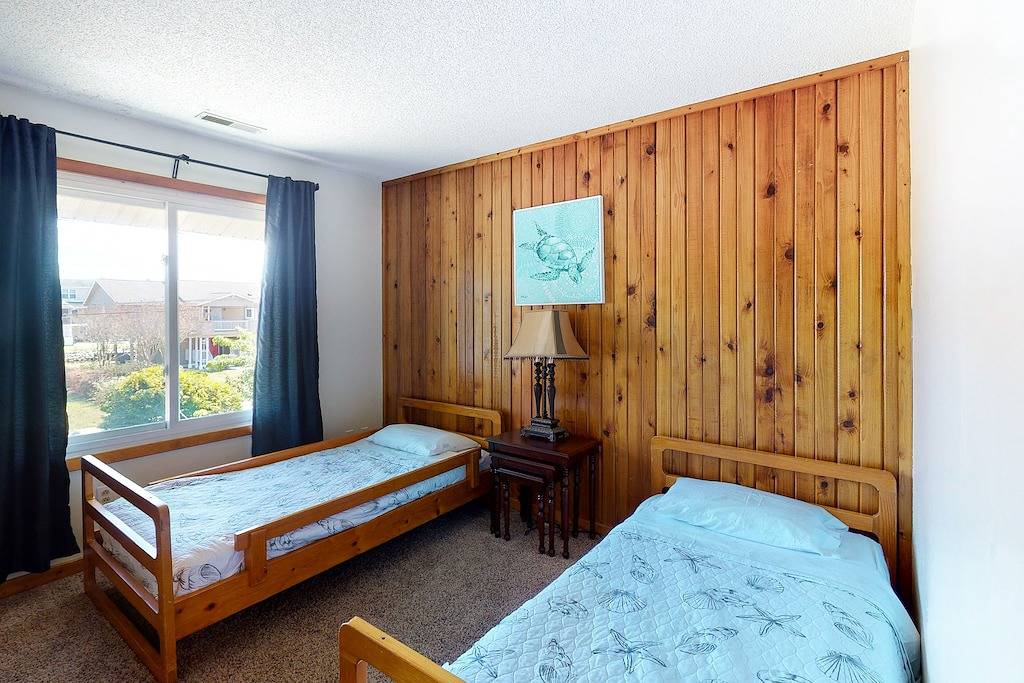 Wonderful dog-friendly home w/deck, W/D, large backyard, & A/C in Sandbridge Beach, Sandbridge