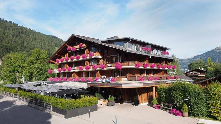 Hotel für 6 Personen, mit Pool und Ausblick sowie Garten und Sauna in Gstaad