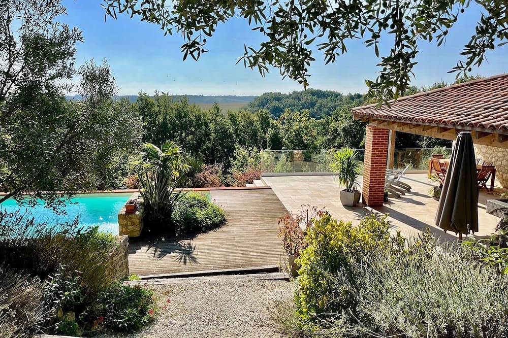 Charming villa, swimming pool, superb view of the Pyrenees and the Gers countryside in Castin, Gers