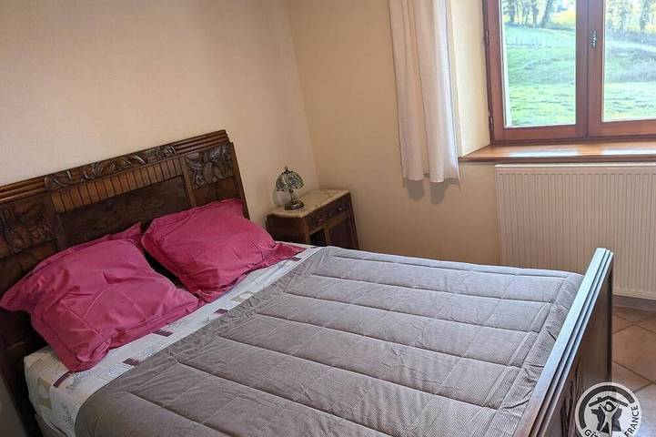 Location de vacances pour 6 personnes, avec jardin à Chambost-Longessaigne - 2