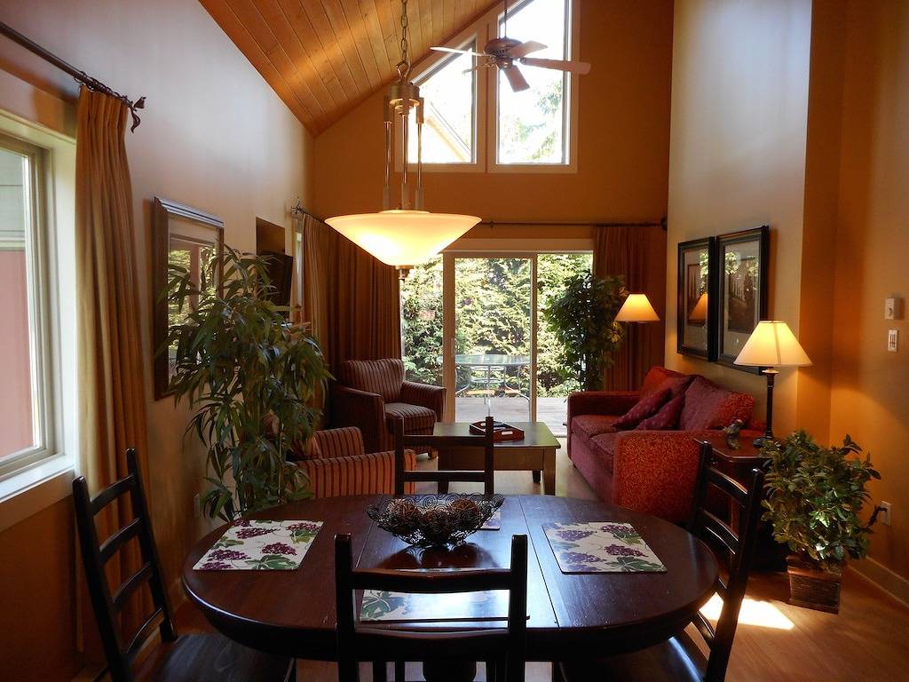 Cozy Cottage with deck & Bbq, short walk Rathtrevor Beach. in Parksville, Regional District of Nanaimo