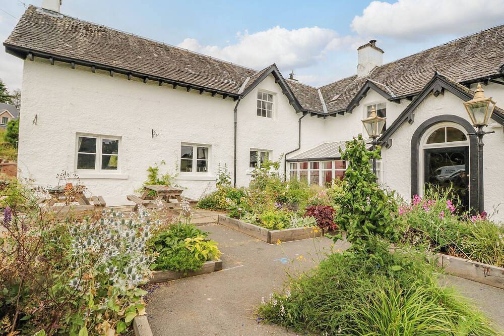 The House At Bridge Of Lochay, pet friendly, with hot tub in Killin in Loch Tay, Stirling und Umgebung