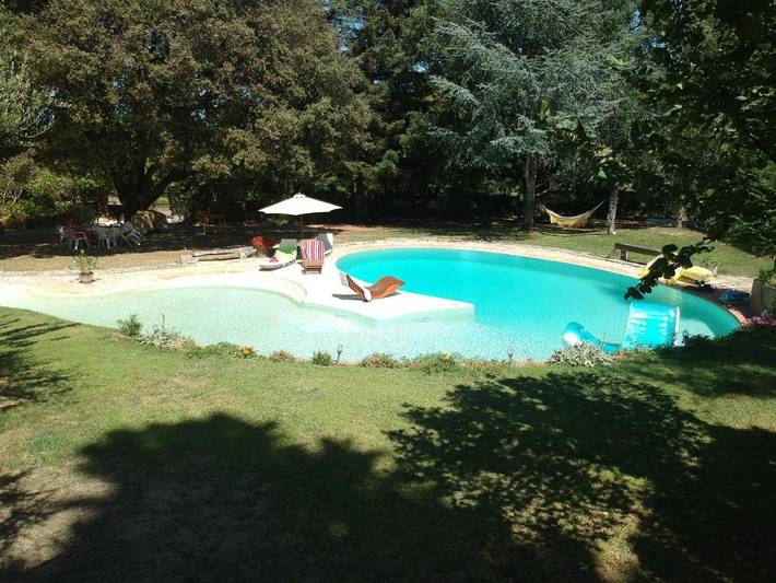 Gîte pour 4 personnes, avec piscine et jardin à Sabran
