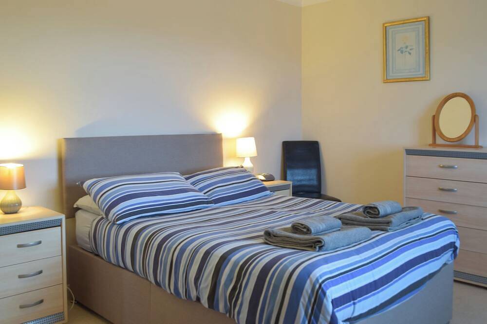 Choose Ty Celyn for its great location just a short walk from the beach. in Broad Haven, Pembrokeshire