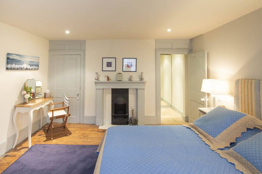 The Beach House at Sandgate    Right on the beach in Sandgate, Kent
