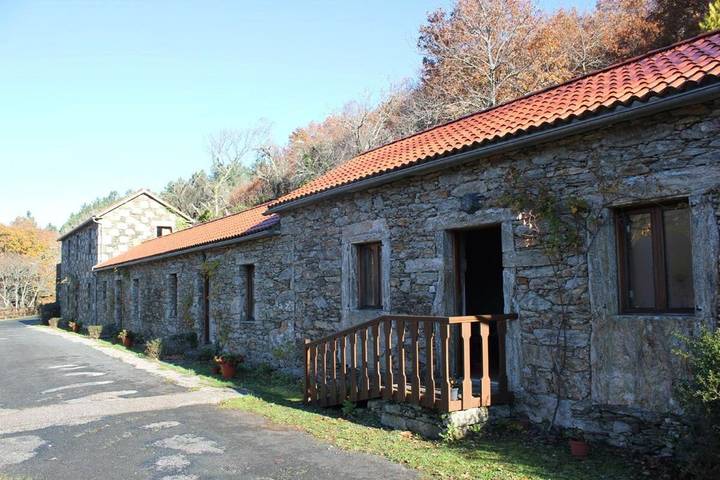 Casa rural para 4 personas, con vistas además de terraza y jardín, Se admiten mascotas en Lalín