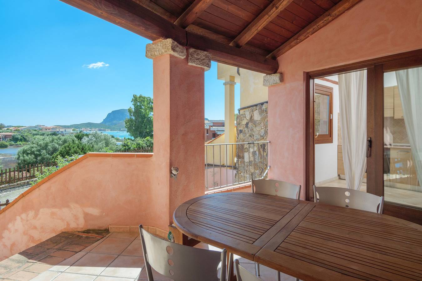 Appartamento "Residence Orizzonti N 25" con vista mare e terrazza privata in Baia Caddinas, Golfo Aranci