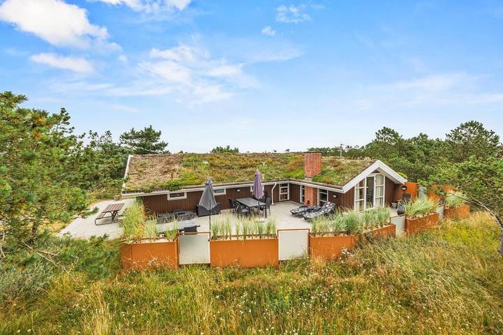 Villa for 8 personer, Balkong / Terrasse og Jacuzzi i tillegg til Terrasse og Hage i Blåvand