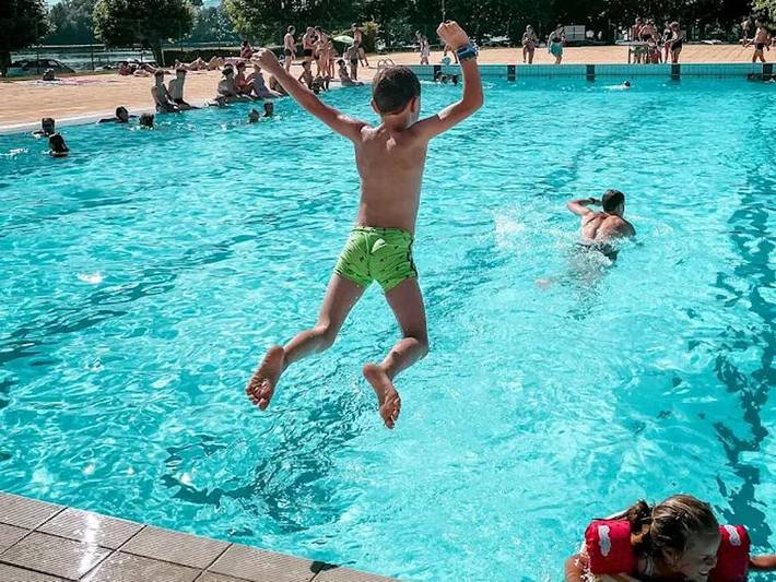 Camping du Val de Saône - Unique 3 personnes - Cabane en bois avec terrasse (2 adultes + 1 enfant) in Saint-Didier-sur-Chalaronne, Région de Bourg-en-Bresse