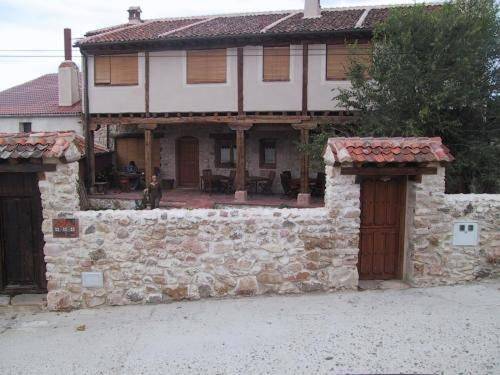 Casa rural para 16 personas, con piscina y jardín en Espirdo - 2