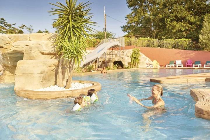 Mobil home pour 4 personnes, avec bassin pour enfant et jacuzzi à Laroque-des-Albères