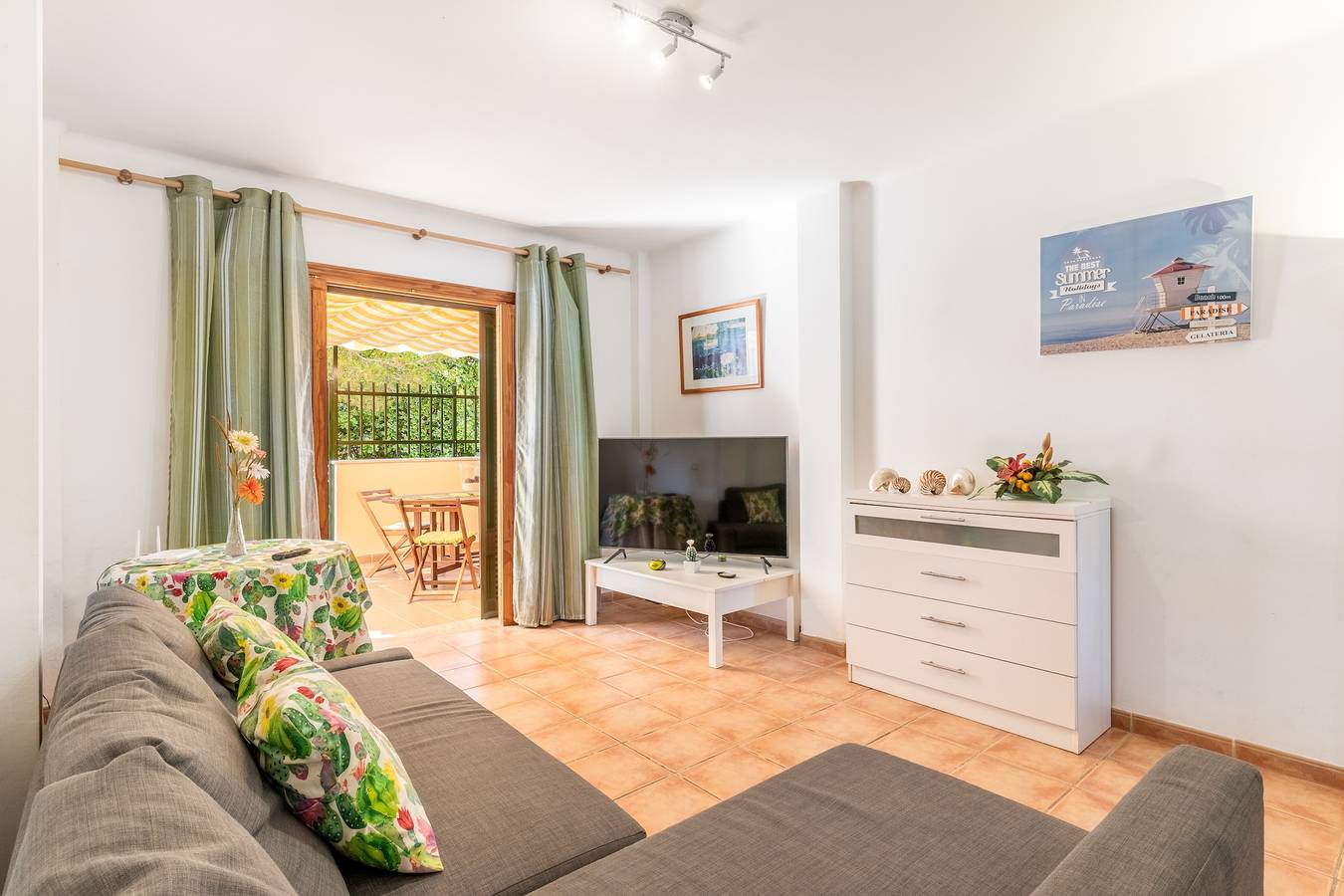 Apartamento inteiro, Apartamento Santa Eulalia pet-friendly perto da praia com vista para a montanha, A/C & Terraço in Can Picafort, Santa Margalida