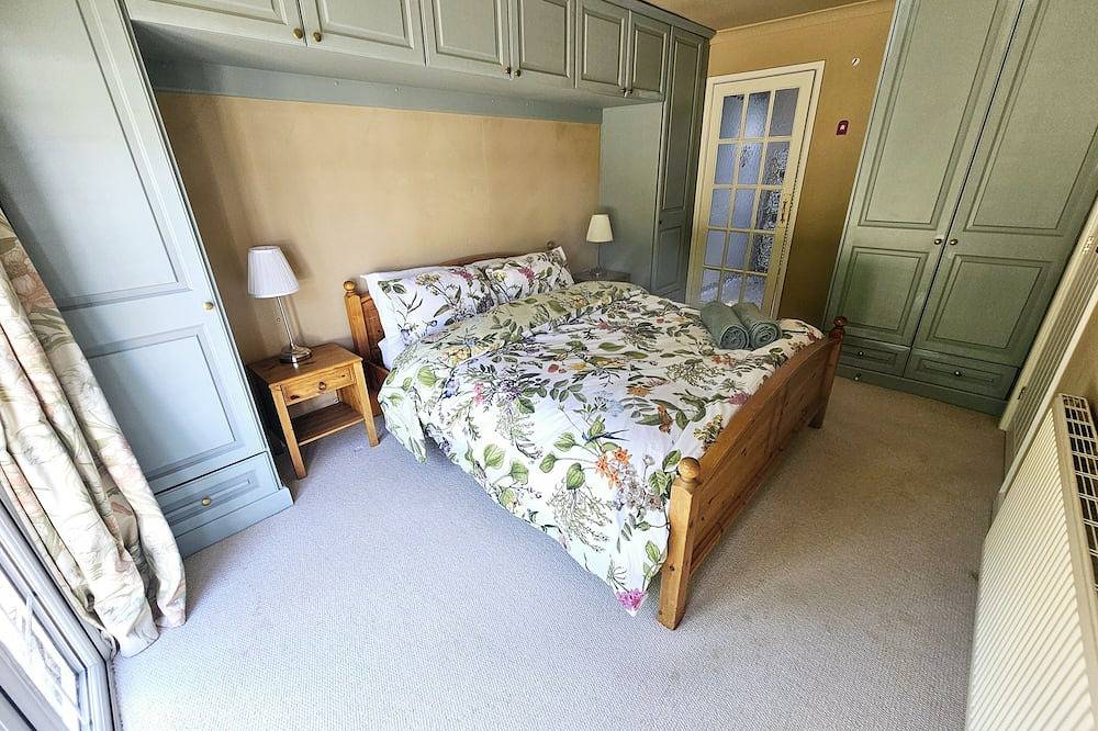 Large Farmhouse Cottage set in semi rural Surrey location, close to Guildford in Worplesdon, Guildford