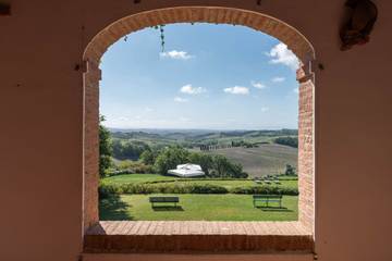 Villa for 12 Guests in Siena, Siena Province, Picture 1