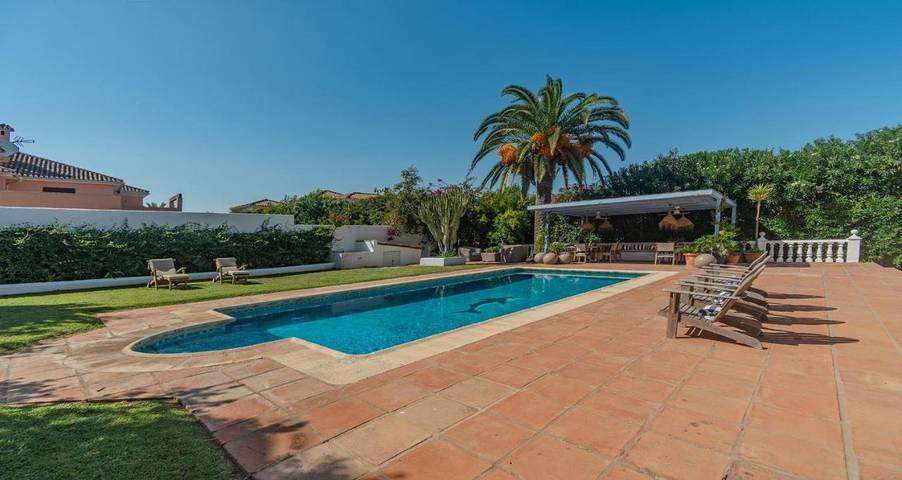 Chalet para 11 personas, con vistas y jardín además de terraza y piscina, Se admiten mascotas en Campo de Gibraltar - 2