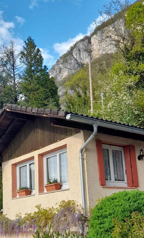 Gîte pour 2 personnes, avec terrasse et vue sur le lac ainsi que vue et piscine à Chindrieux - 2