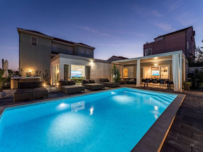 Ferienhaus für 6 Personen, mit Whirlpool und Pool sowie Terrasse, kinderfreundlich in Pakostane